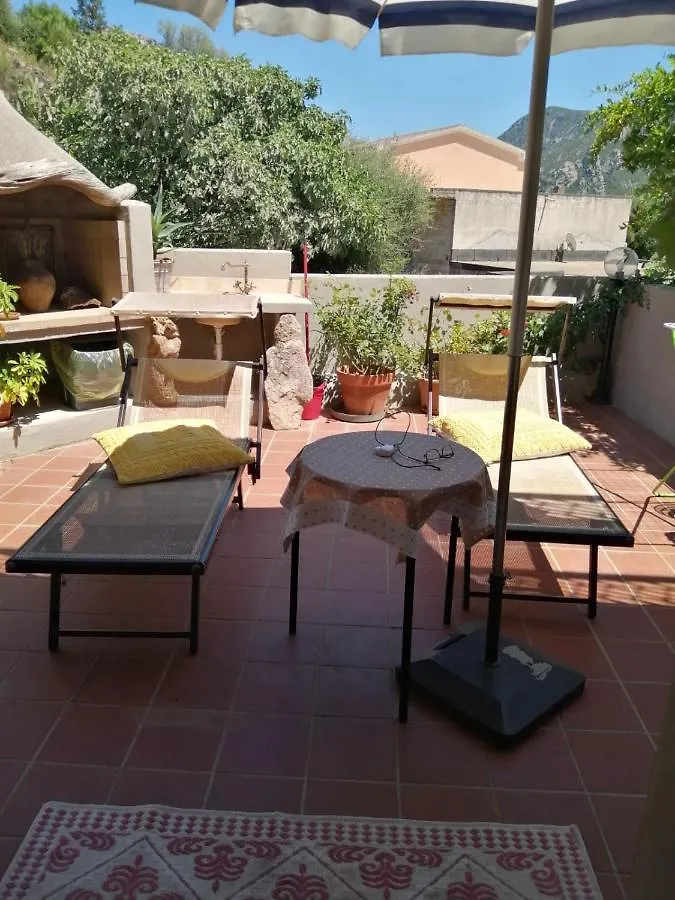 Elia'S House Bed and Breakfast Padru Italië
